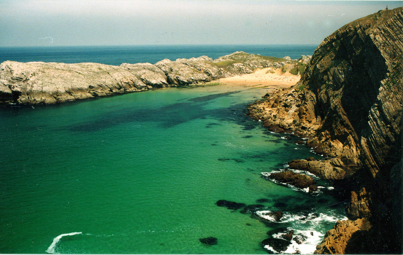 El proyecto 'Geoparque Costa Quebrada' persigue incorporar este área costera a la red mundial de geoparques de la Unesco. Acaba dede salir a información pública en el Boletín Oficial de Cantabria (BOC). SOn 472,66 kilómetros cuadrados, de los que 371,56 corresponden a las áreas terrestres, y los restantes 101,11 a las áreas marinas circundantes en los municipios de Santander, Camargo, Santa Cruz de Bezana, Piélagos, Miengo, Polanco, Suances y Santillana del Mar.