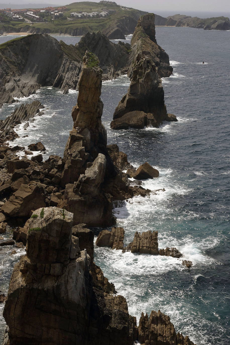 El proyecto 'Geoparque Costa Quebrada' persigue incorporar este área costera a la red mundial de geoparques de la Unesco. Acaba dede salir a información pública en el Boletín Oficial de Cantabria (BOC). SOn 472,66 kilómetros cuadrados, de los que 371,56 corresponden a las áreas terrestres, y los restantes 101,11 a las áreas marinas circundantes en los municipios de Santander, Camargo, Santa Cruz de Bezana, Piélagos, Miengo, Polanco, Suances y Santillana del Mar.