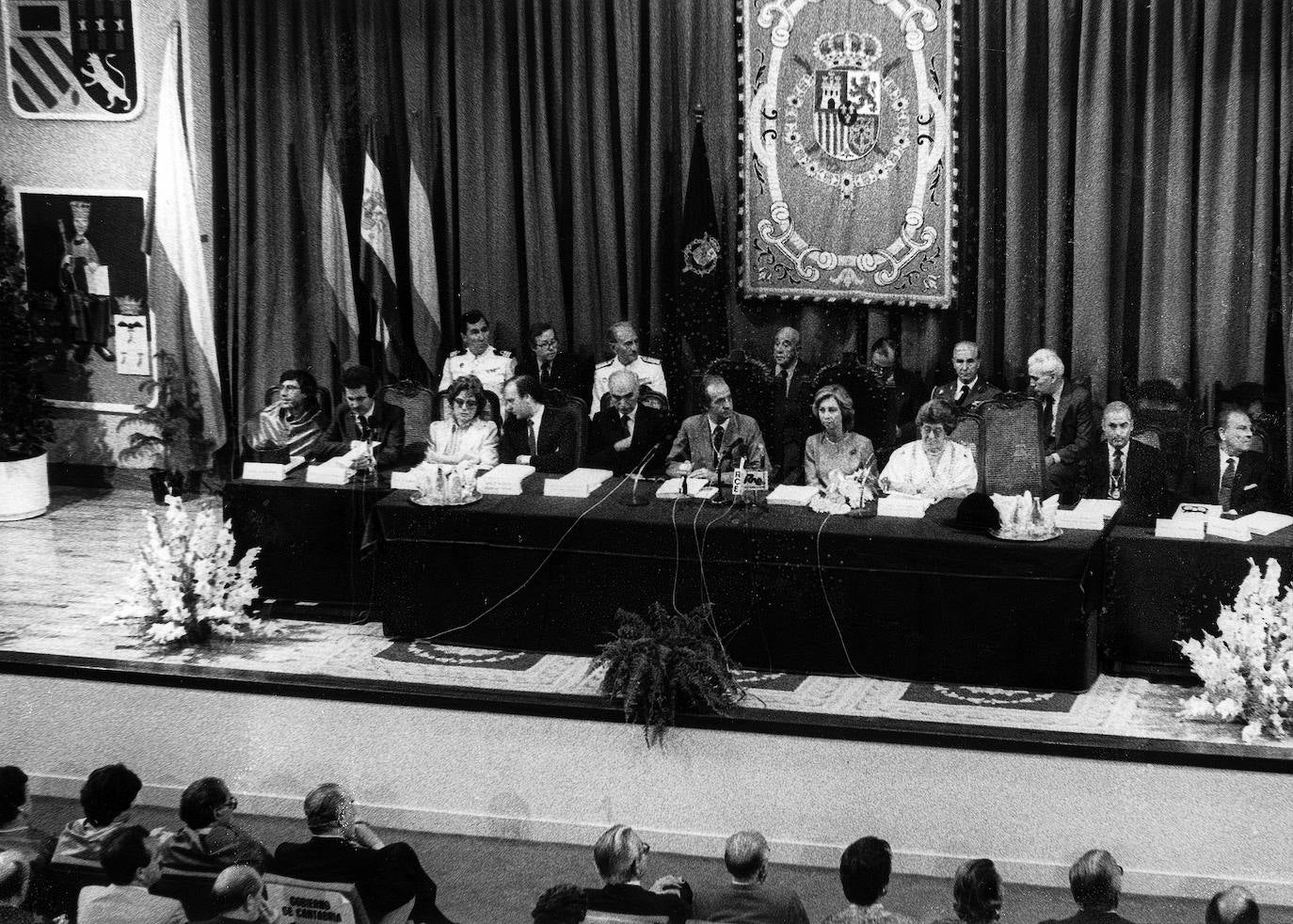 Año 1984. Los Reyes de España presiden el acto de inauguración del curso académico en el Paraninfo de la Magdalena