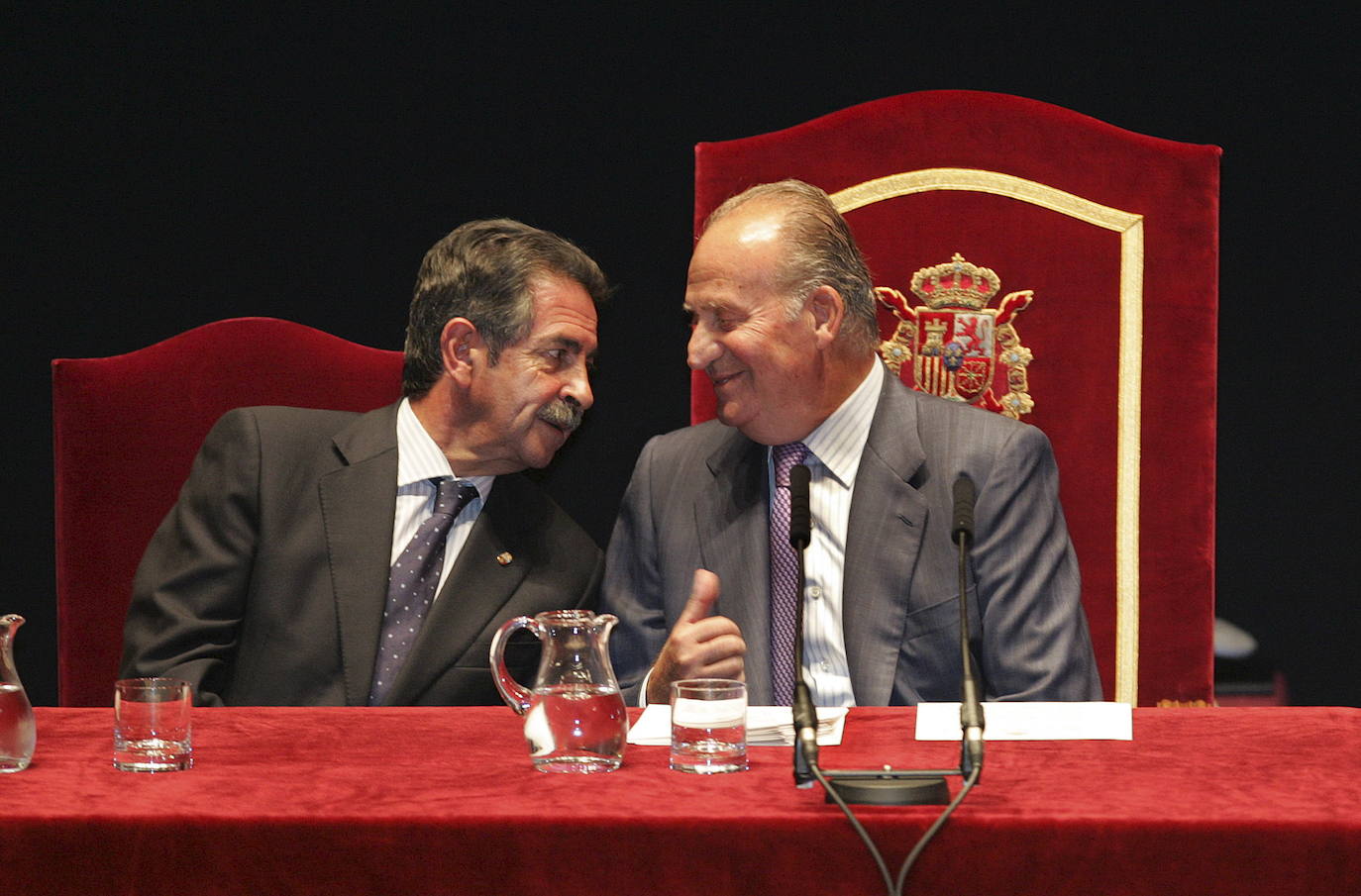 Octubre de 2009. El Rey asiste a la entrega de medallas de oro al mérito en las bellas artes. En la imagen, Miguel Ángel Revilla y Juan Carlos I conversan durante el acto celebrado en el Palacio de Festivales