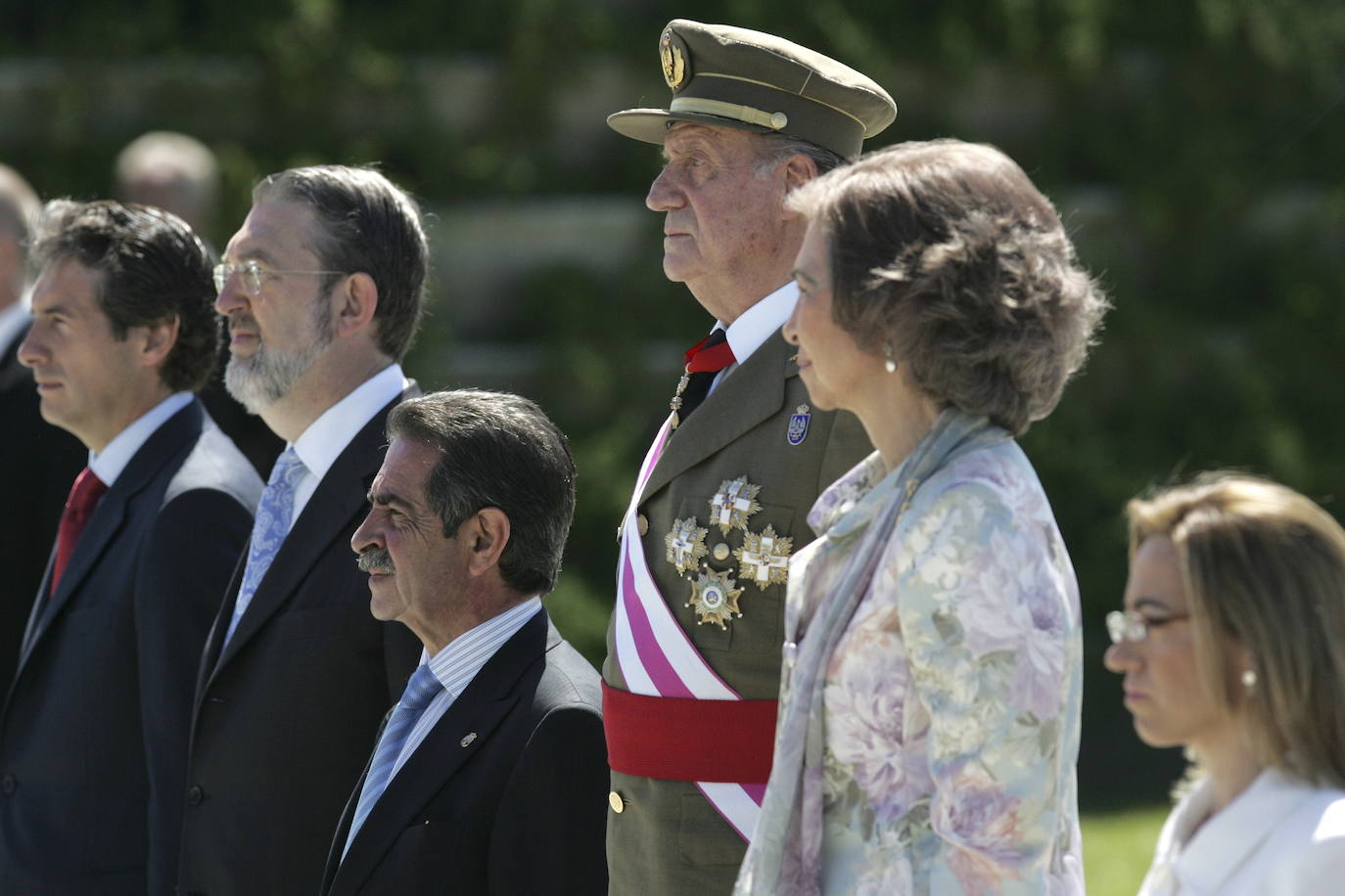 Día de las Fuerzas Armadas en mayo de 2009. Los Reyes asisten al homenaje a la bandera y a los caídos en el parque de Las Llamas