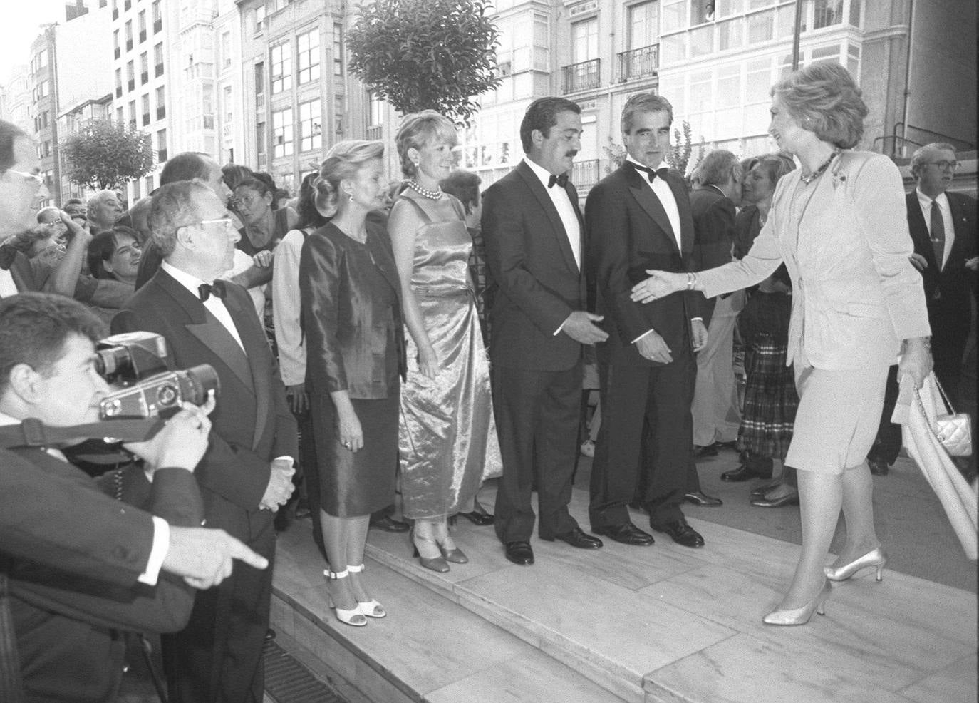 La reina de España, Doña Sofía, con las autoridades en la final del Concurso de Piano de Santander en el Palacio de Festivales en agosto de 1998