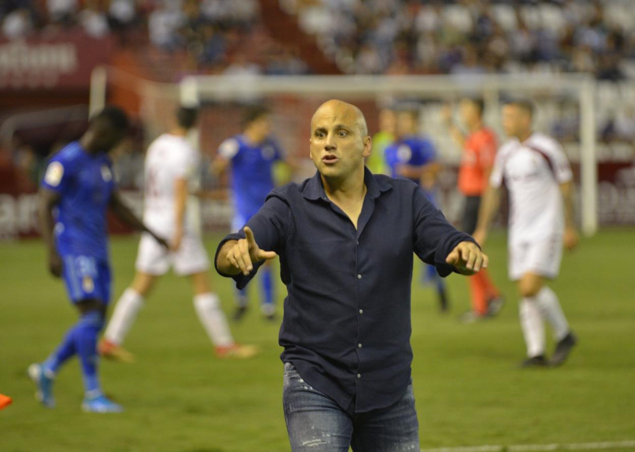 Javi Rozada, durante uno de los partidos de esta temporada como entrenador del Oviedo. jakometa