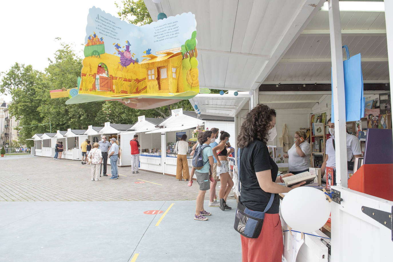 La XXXIX Feria del Libro de Santander y Cantabria ha abierto hoy sus puertas y se desarrollará hasta el próximo 2 de agosto, con la participación de 12 librerías cántabras así como del Gremio de Editores de Cantabria y el colectivo de editores independientes y la celebración de encuentros y actividades paralelas.