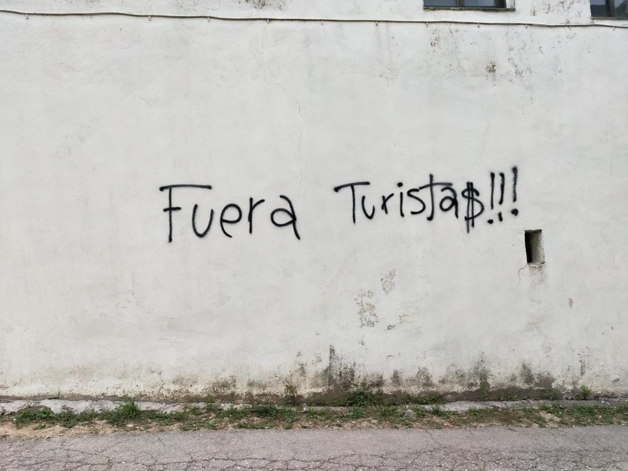 El pedáneo de Oriñón, Guzmán Miranda, se encontró ayer esta pintada en una fachada próxima a su vivienda. 