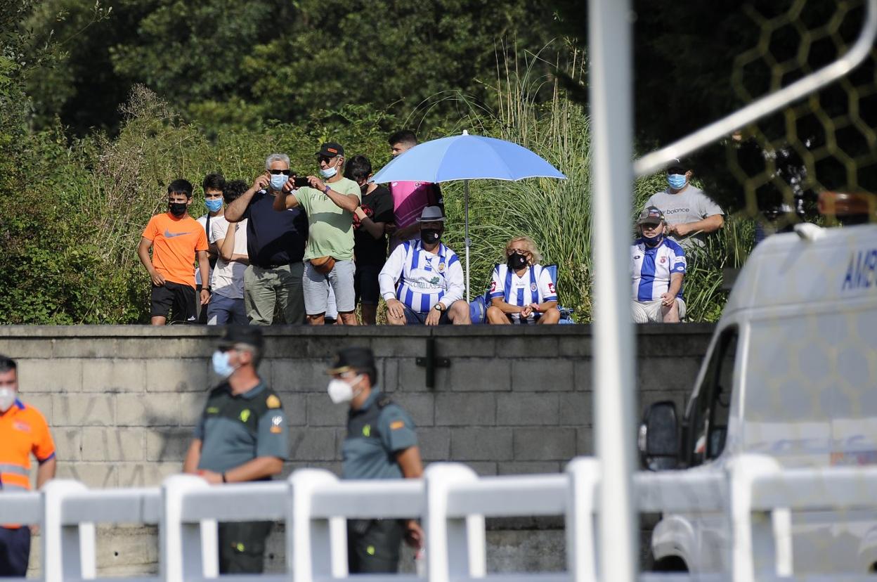 Aficionados de la Gimnástica, sobre una loma, presencian la semifinal. daniel 