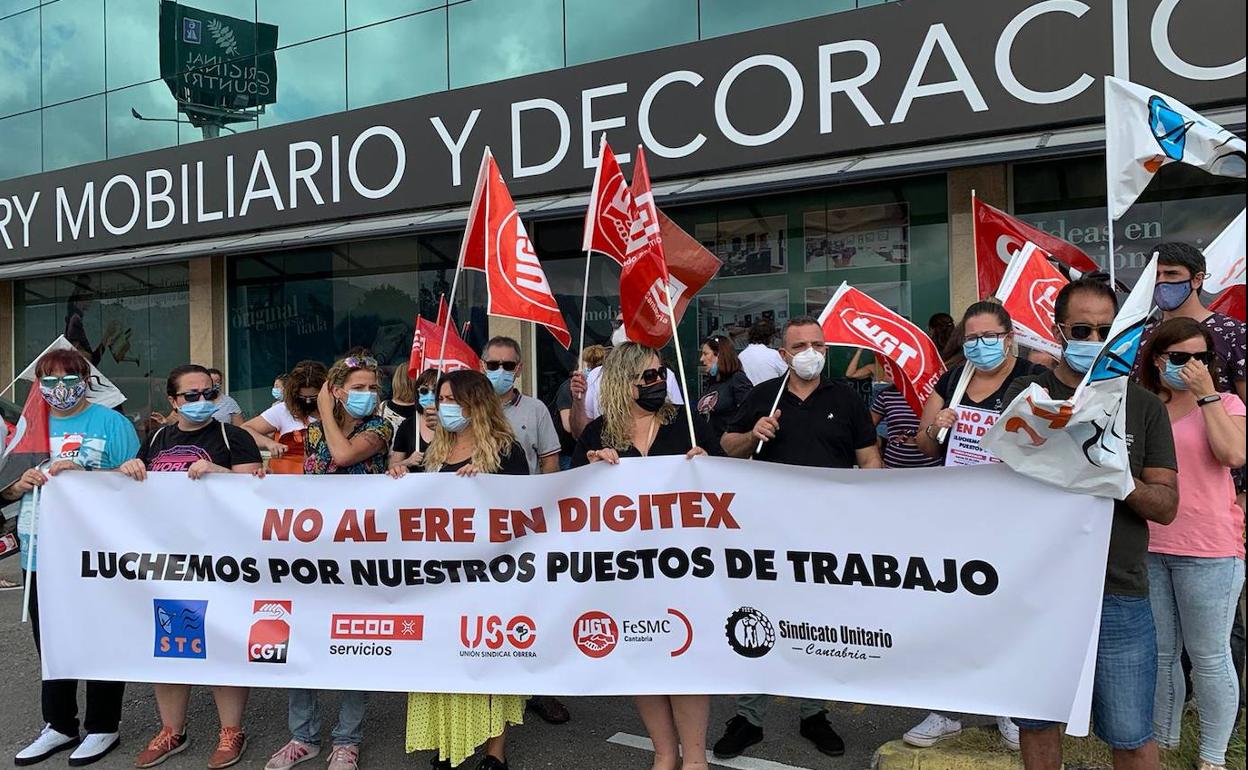 Los trabajadores de Digitex se han concentrado hoy en la sede de la empresa.