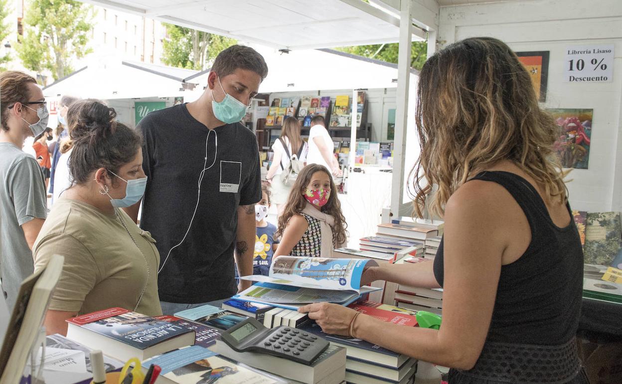 La Feria del Libro de Santander avanza con buenas ventas y notable asistencia de público