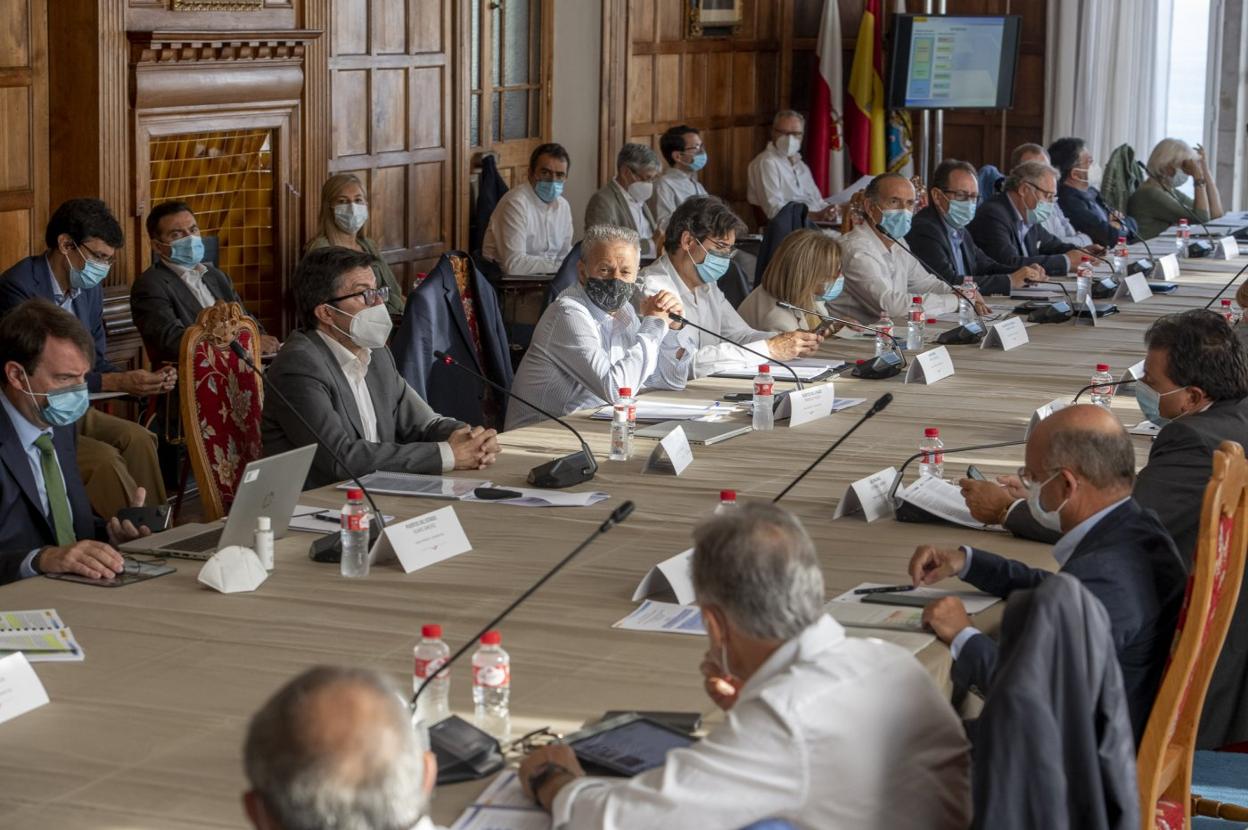 Los directivos de los puertos españoles reunidos ayer en la Magdalena. 