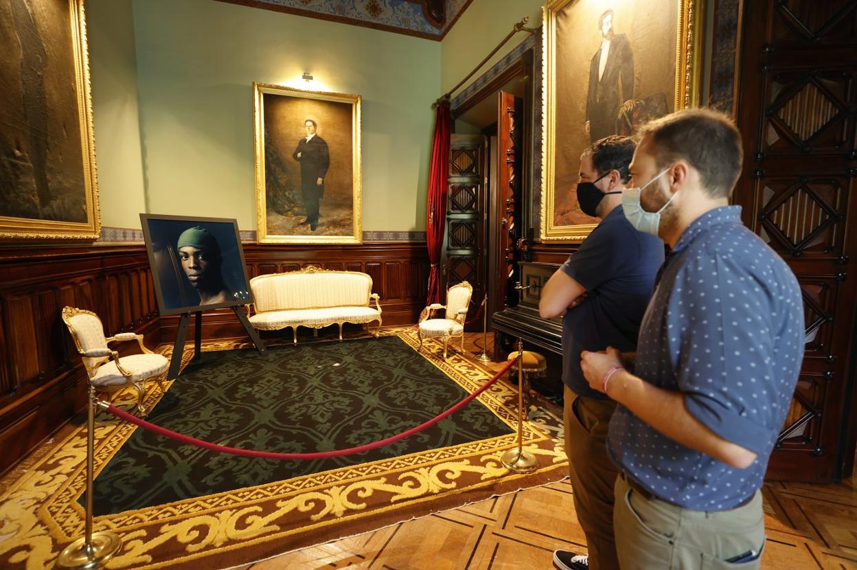 'Herb I' de Pierre Gonnord, en la habitación de los retratos donde se exponen las pinturas del primer marqués y sus dos hijos varones.