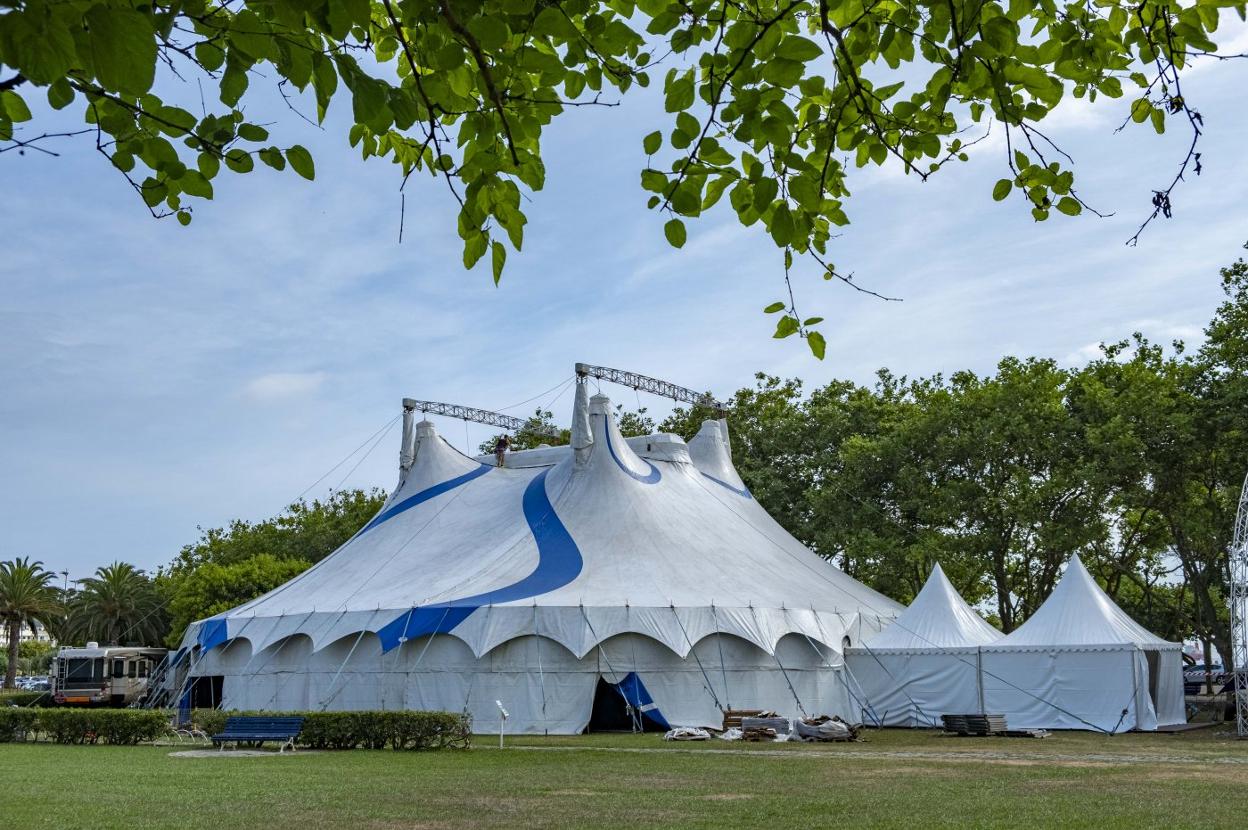 El montaje de la carpa de Raúl Alegría ya está ultimada. Estos días albergará diversas citas escénicas