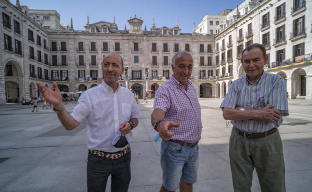 El trío de Los Carabelas, formado por Cholo, Gonzalo y Ernesto, en la plaza Porticada de Santander