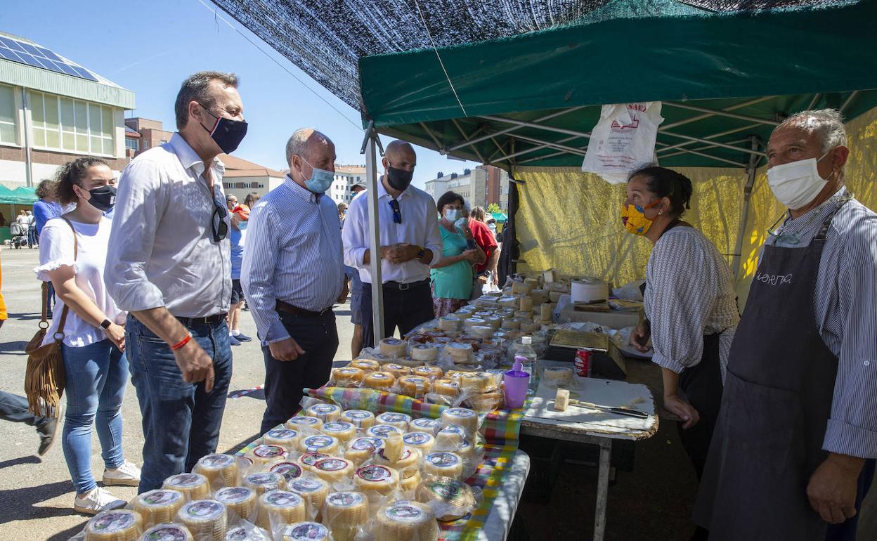 Blanco, en el Mercado Campurriano que se celebra hoy y mañana en Reinosa.