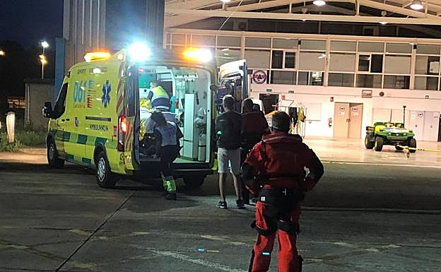 Imagen principal - Rescatado un joven con síntomas de agotamiento en el Faro del Caballo