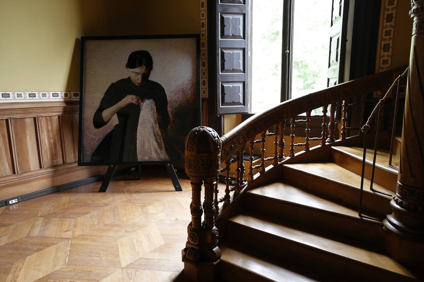 La exposición 'Palacio de verano' esta integrada por 15 obras de la Colección Norte del Gobierno de Cantabria y que refleja el contexto temporal en el que se produjo la construcción del Palacio de Sobrellano, en Comillas.