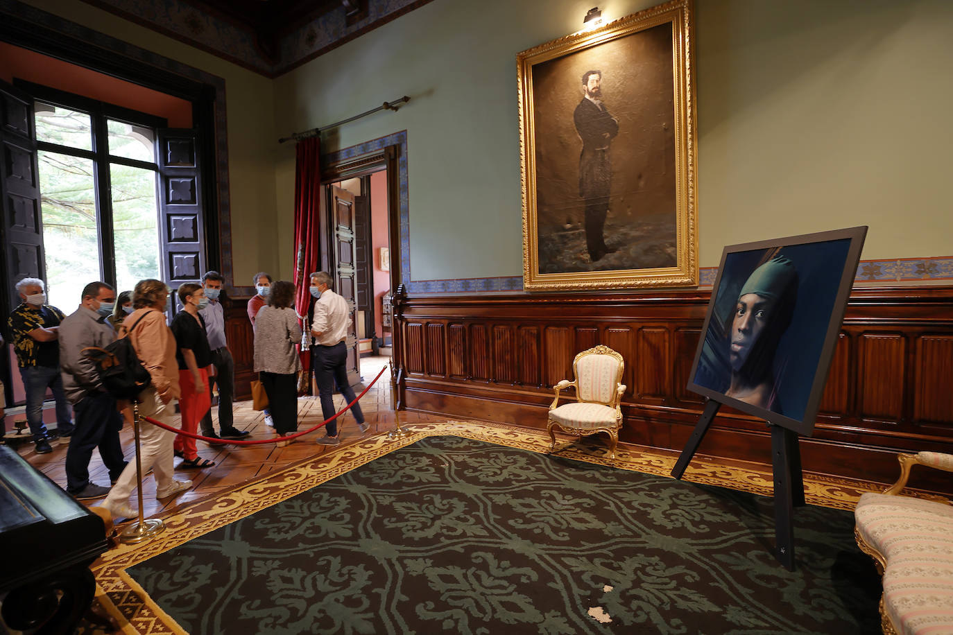 La exposición 'Palacio de verano' esta integrada por 15 obras de la Colección Norte del Gobierno de Cantabria y que refleja el contexto temporal en el que se produjo la construcción del Palacio de Sobrellano, en Comillas.