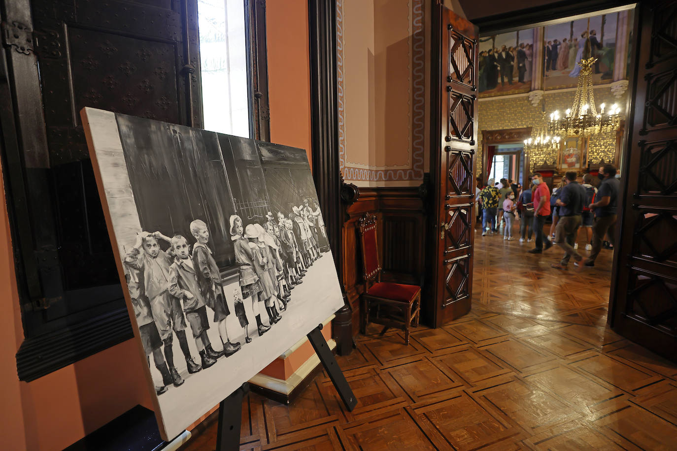 La exposición 'Palacio de verano' esta integrada por 15 obras de la Colección Norte del Gobierno de Cantabria y que refleja el contexto temporal en el que se produjo la construcción del Palacio de Sobrellano, en Comillas.