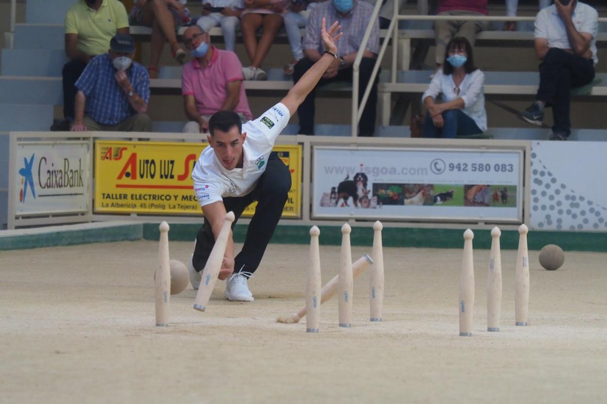 Víctor González birla durante la victoria de Peñacastillo ayer en Maliaño. 