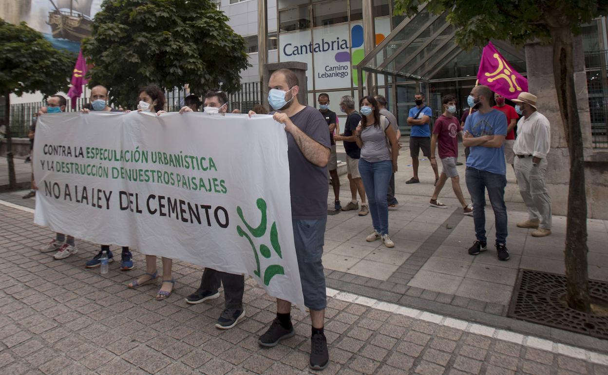 Los concentrados, ante la sede del Gobierno regional.