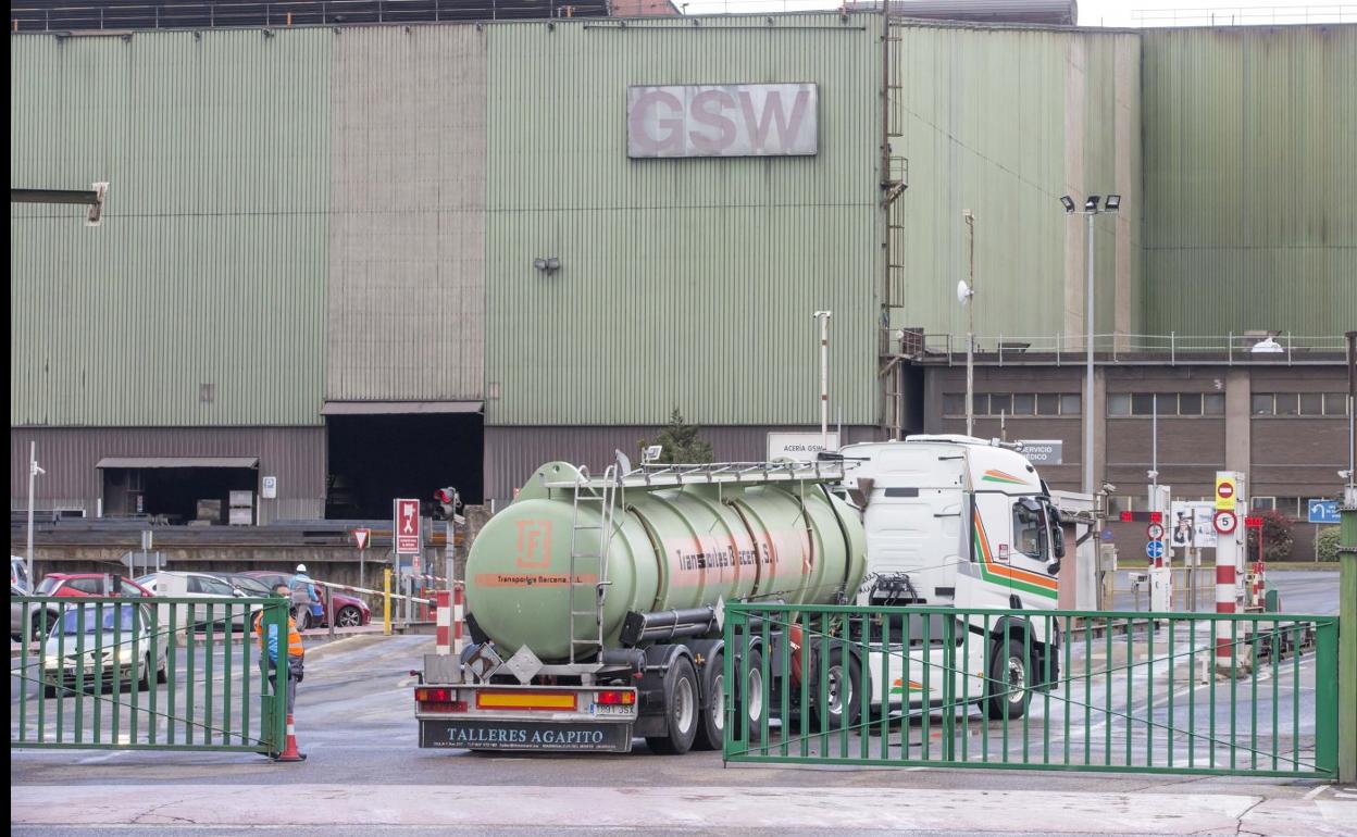 Entrada al recinto que Global Steel Wire tiene en Nueva Montaña (Santander). 