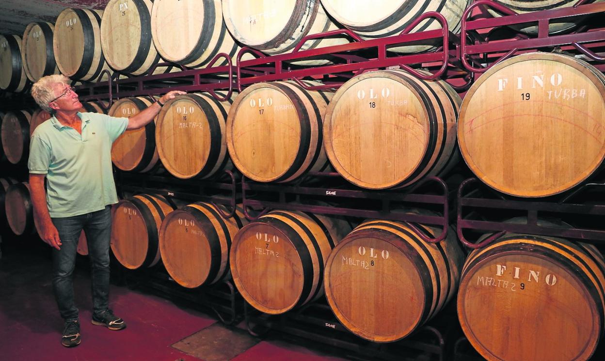 José Antonio Parra en el interior de la bodega de Picos Cabariezo. pedro álvarez