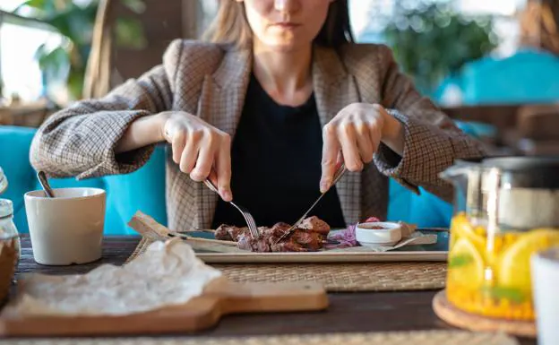 Comer carne eleva el ánimo y da felicidad