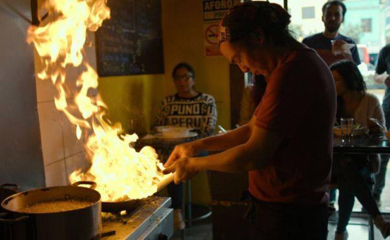 Imagen de la nueva docuseri que celebra la comida callejera.