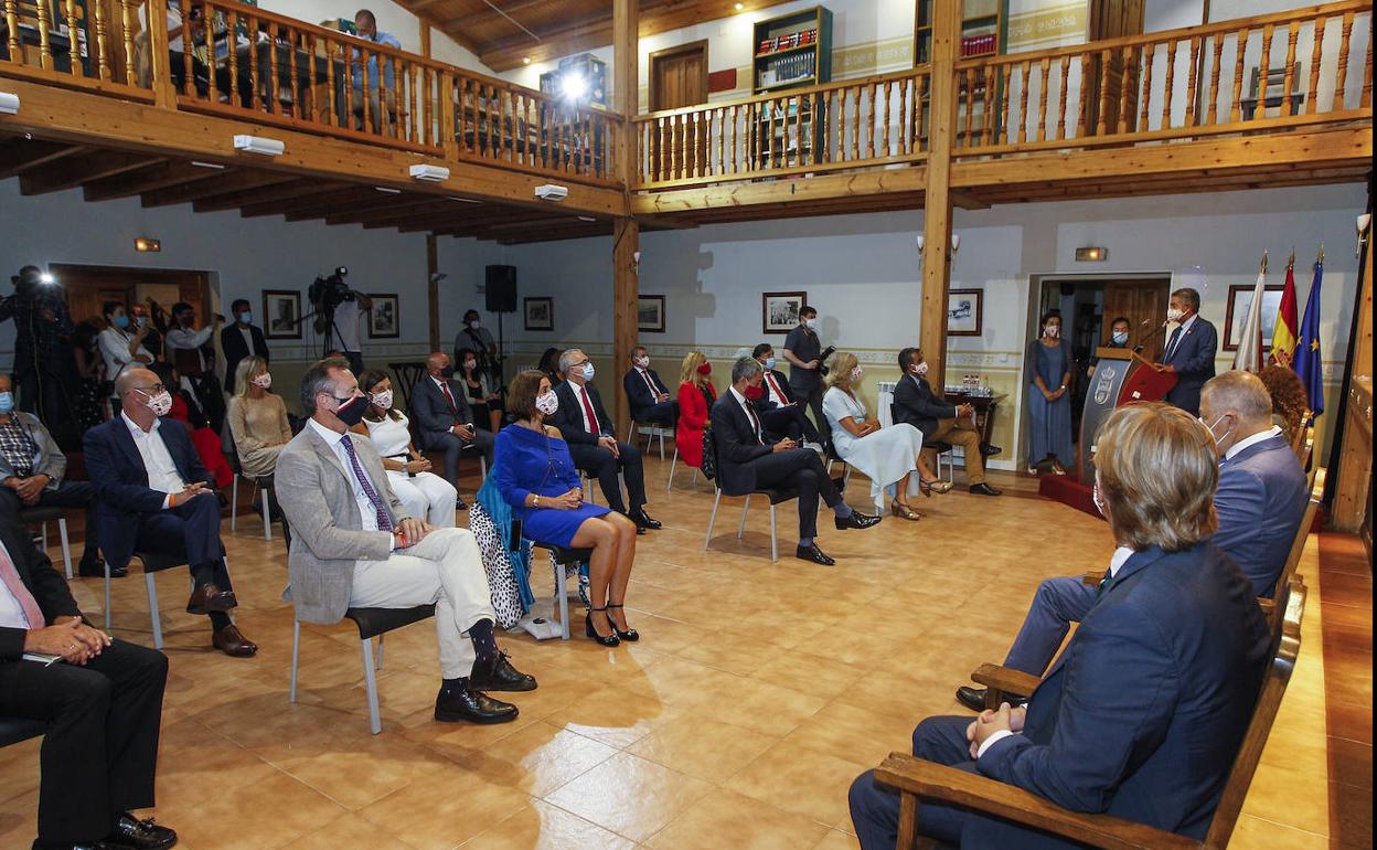 Las autoridades de Cantabria, durante el acto.