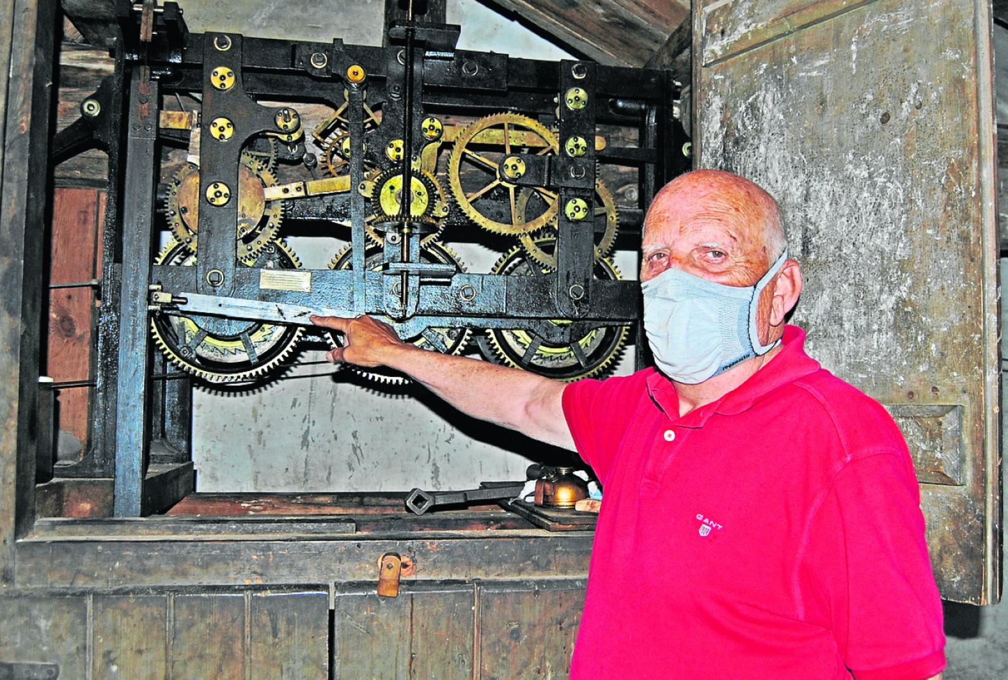 Víctor Queipo muestra las entrañas del histórico reloj. 