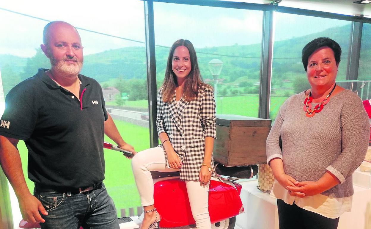 Nietos e hija de María Antonia García –José Carral, Laura Rivas y María Ángeles Sainz–, posan junto a la moto Lambretta que catapultó el negocio.