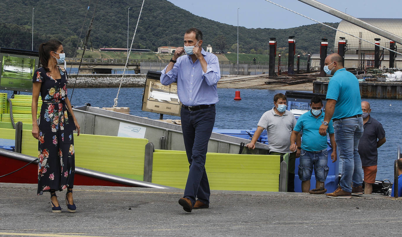 Fotos: Felipe y Letizia, entre rederas y anchoas en Santoña