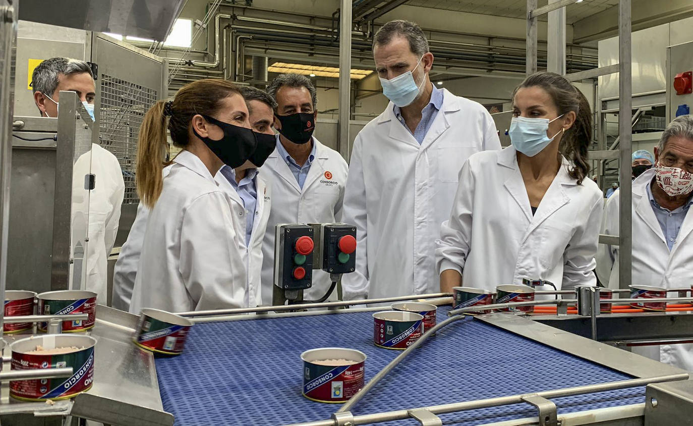 Fotos: Felipe y Letizia, entre rederas y anchoas en Santoña