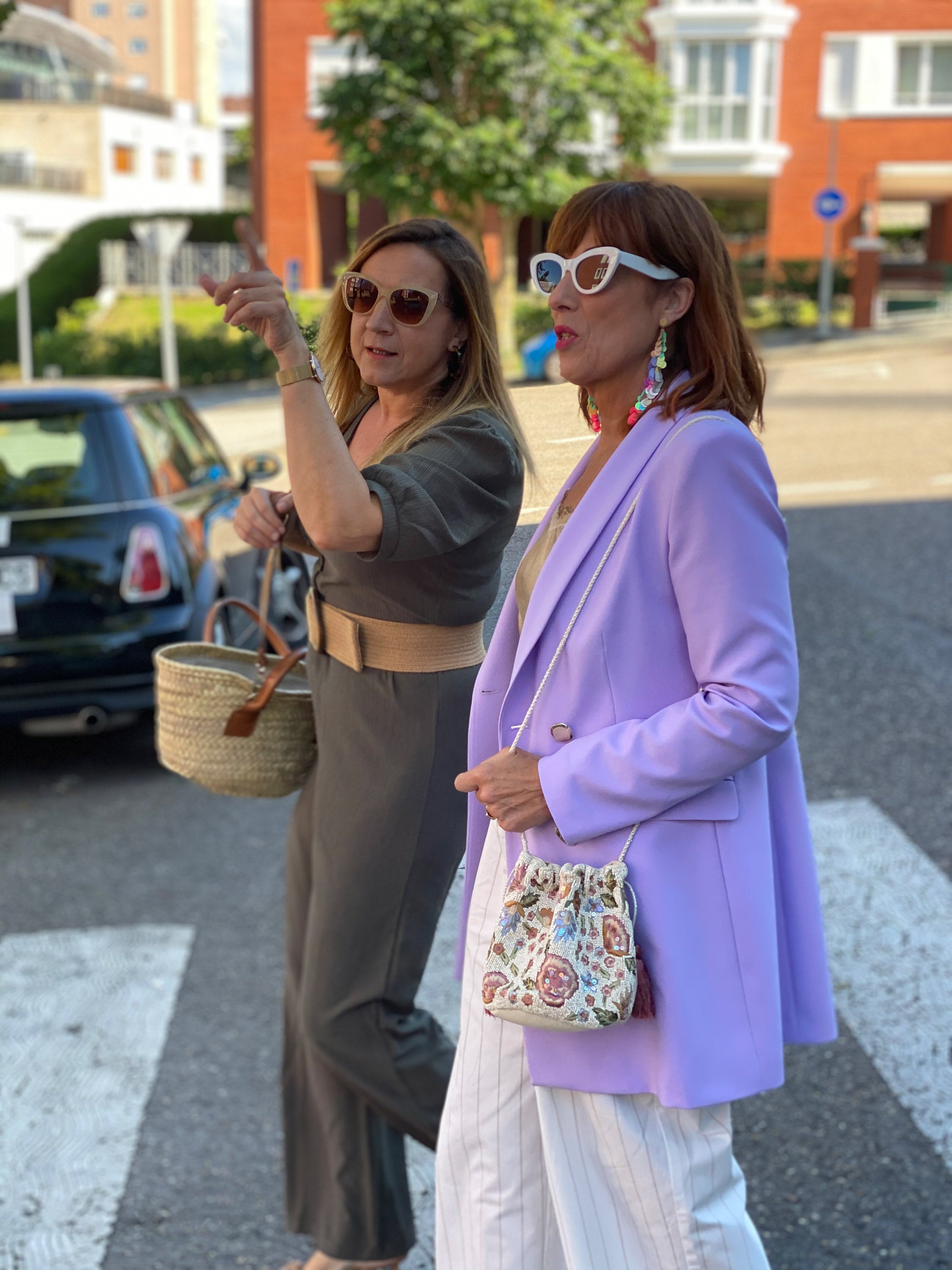 Los créditos del look de Gema; top de tienda local; 'blazer', sandalias y gafas de sol, de Zara; bolso, de Sfera. 