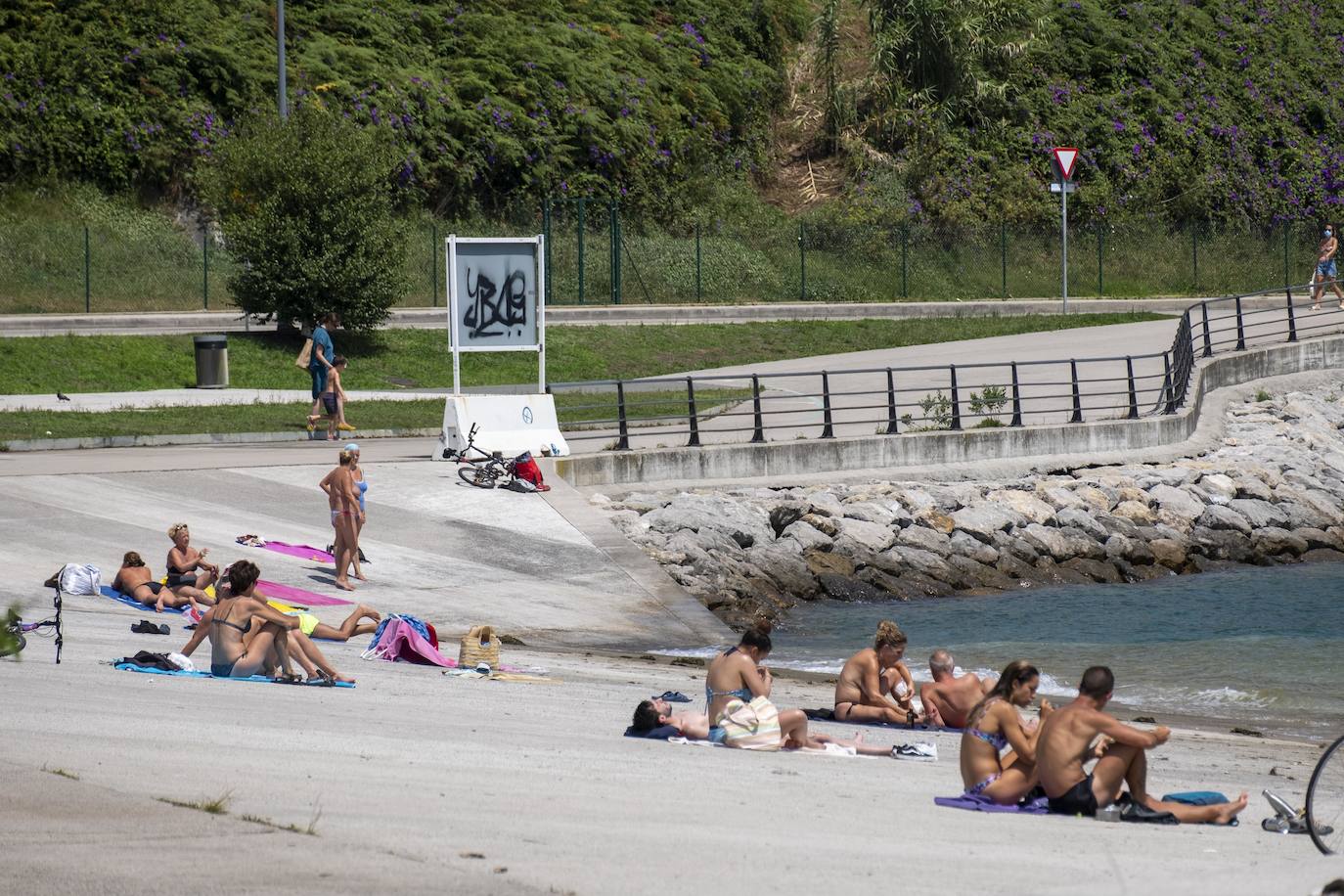 La capital alcanza su récord de calor de este verano con muchos arenales al máximo de ocupación, mientras el sur y el interior de la región sobrepasa los 30 grados 