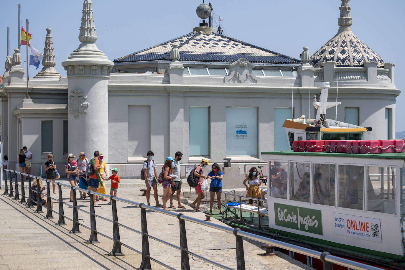 La capital alcanza su récord de calor de este verano con muchos arenales al máximo de ocupación, mientras el sur y el interior de la región sobrepasa los 30 grados 