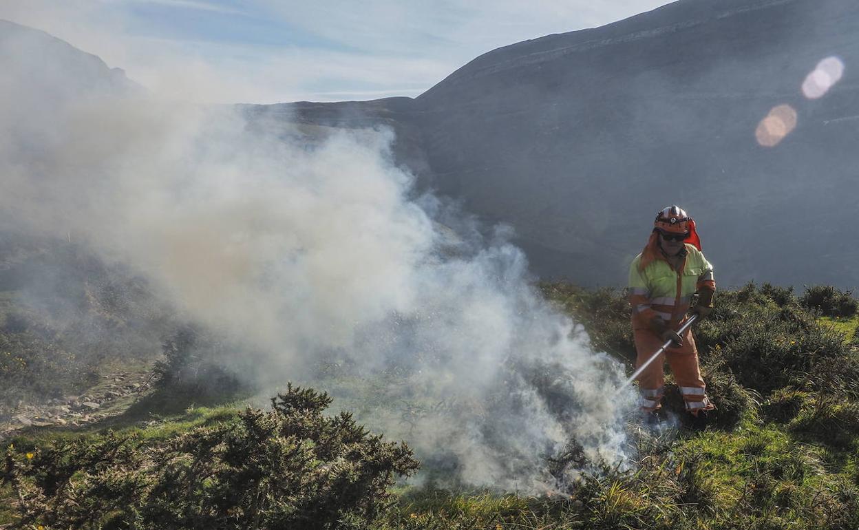 El Gobierno plantea la regulación de las quemas controladas en los montes de Cantabria