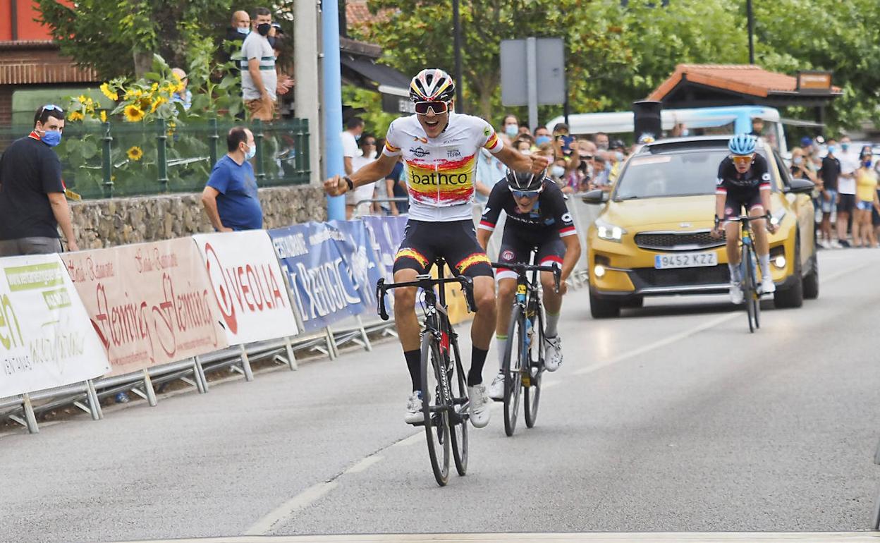 Juan Ayuso celebra su victoria en la meta de San Felices de Buelna en la primera etapa de la Vuelta al Besaya