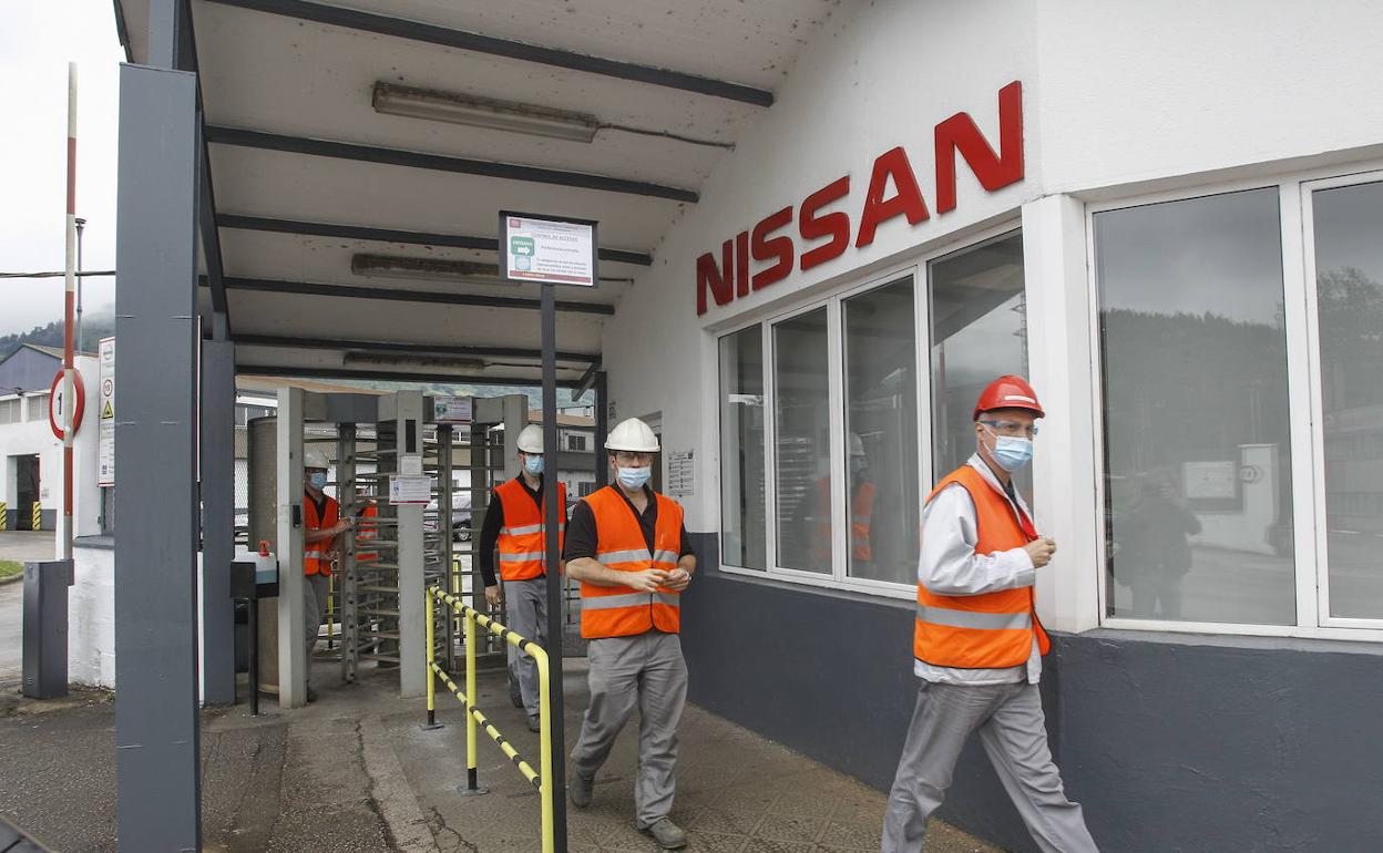 Trabajadores en la entrada de la planta de Nissan de Los Corrales de Buelna.