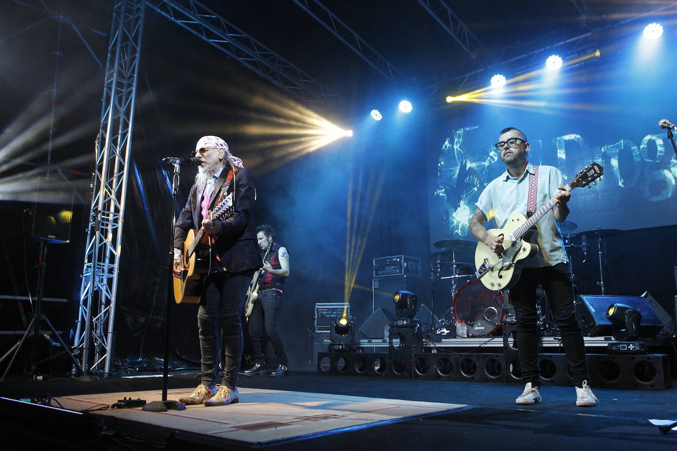 El músico navarro sorprende en el festival 'Viva la vida' con un concierto de treinta y tres canciones y más de dos horas