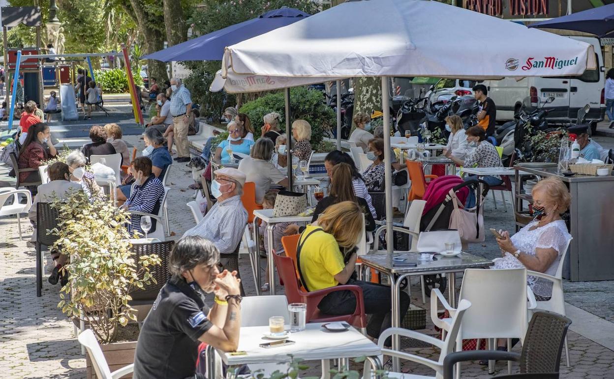 La terraza de la cafetería Al Punto, en pleno centro de Santander, con las medidas de seguridad por la pandemia. 