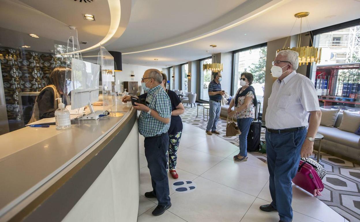 El sector turístico asegura que «ha salvado» julio, pero reconoce la caída de reservas en agosto