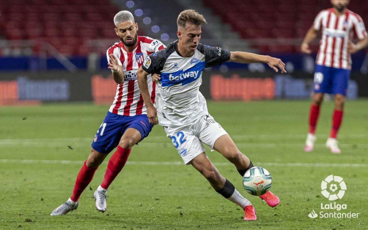 Paulino de la Fuente disputa un balón al atlético Yannick Carrasco.