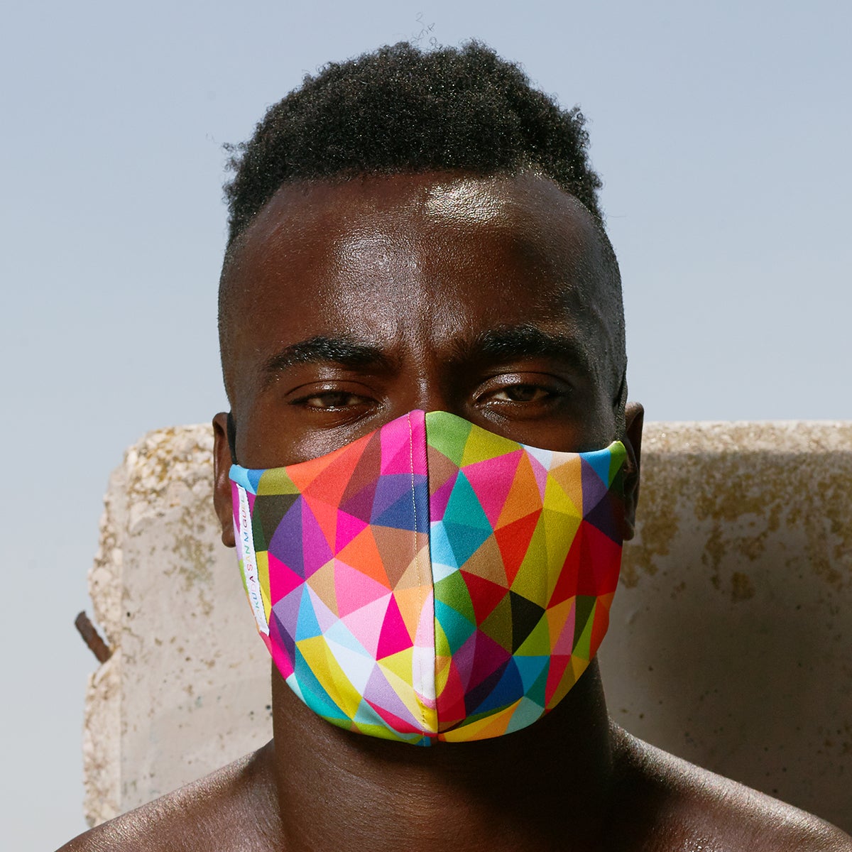 Okuda San Miguel y la diseñadora Sabrina Lázaro unen fuerzas para diseñar unas máscaras que representan la identidad del artista cántabro. Modelo ‘Triangles’. Precio, 55 euros. 10% de la venta solidario, a beneficio del Banco de Alimentos.