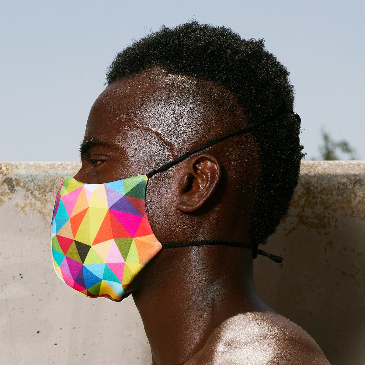 Okuda San Miguel y la diseñadora Sabrina Lázaro unen fuerzas para diseñar unas máscaras que representan la identidad del artista cántabro. Modelo ‘Triangles’. Precio, 55 euros. 10% de la venta solidario, a beneficio del Banco de Alimentos.