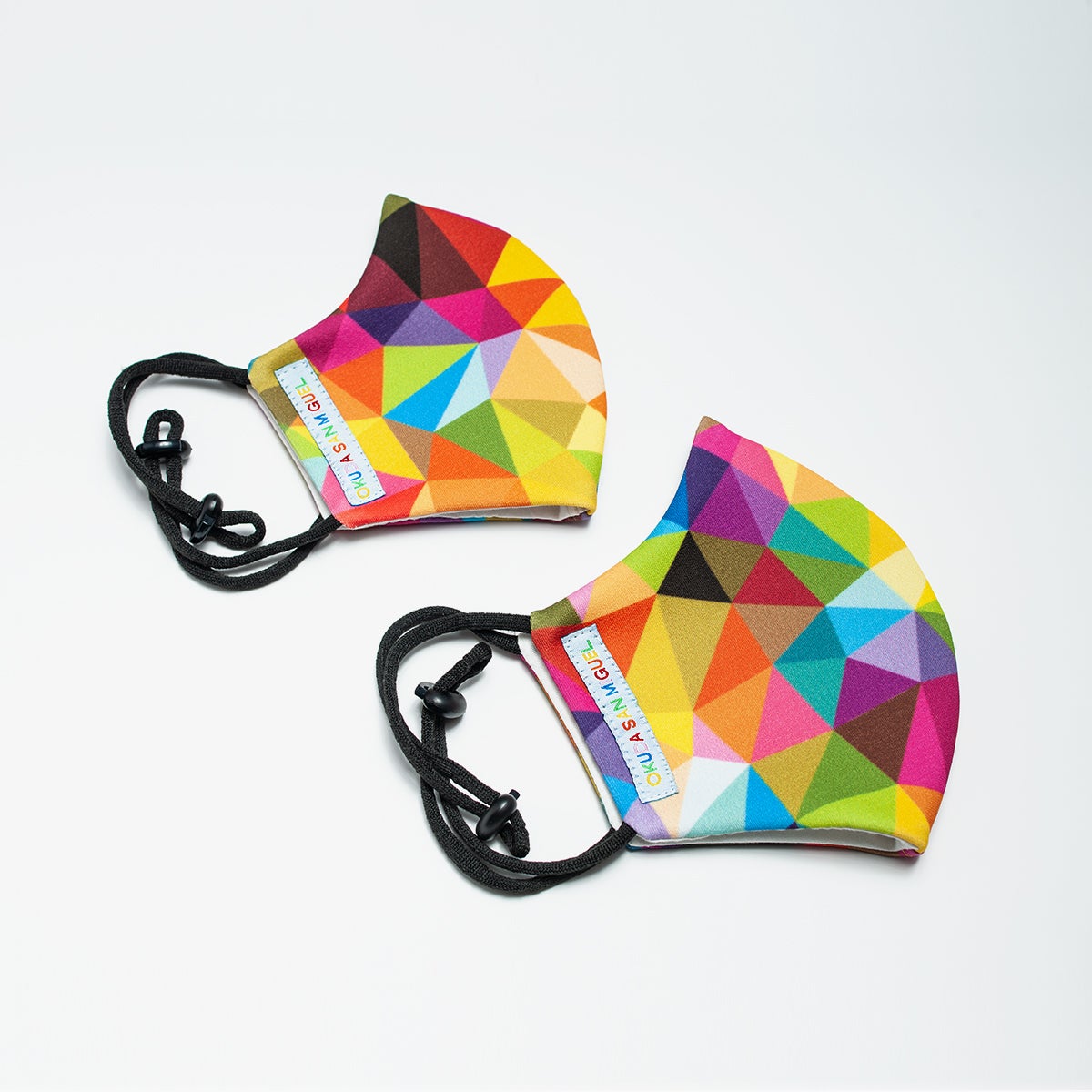 Okuda San Miguel y la diseñadora Sabrina Lázaro unen fuerzas para diseñar unas máscaras que representan la identidad del artista cántabro. Modelo ‘Triangles’. Precio, 55 euros. 10% de la venta solidario, a beneficio del Banco de Alimentos.