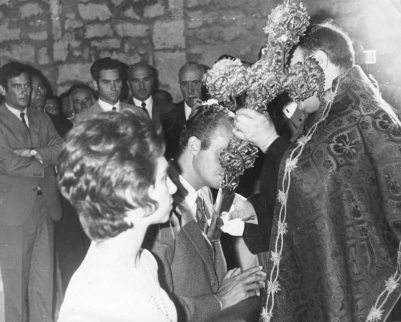 En 1971, los entonces príncipes de España, Juan Carlos y Sofía, besan el Lignum Crucis en el Monasterio de Santo Toribio de Liébana durante su visita a Cantabria.