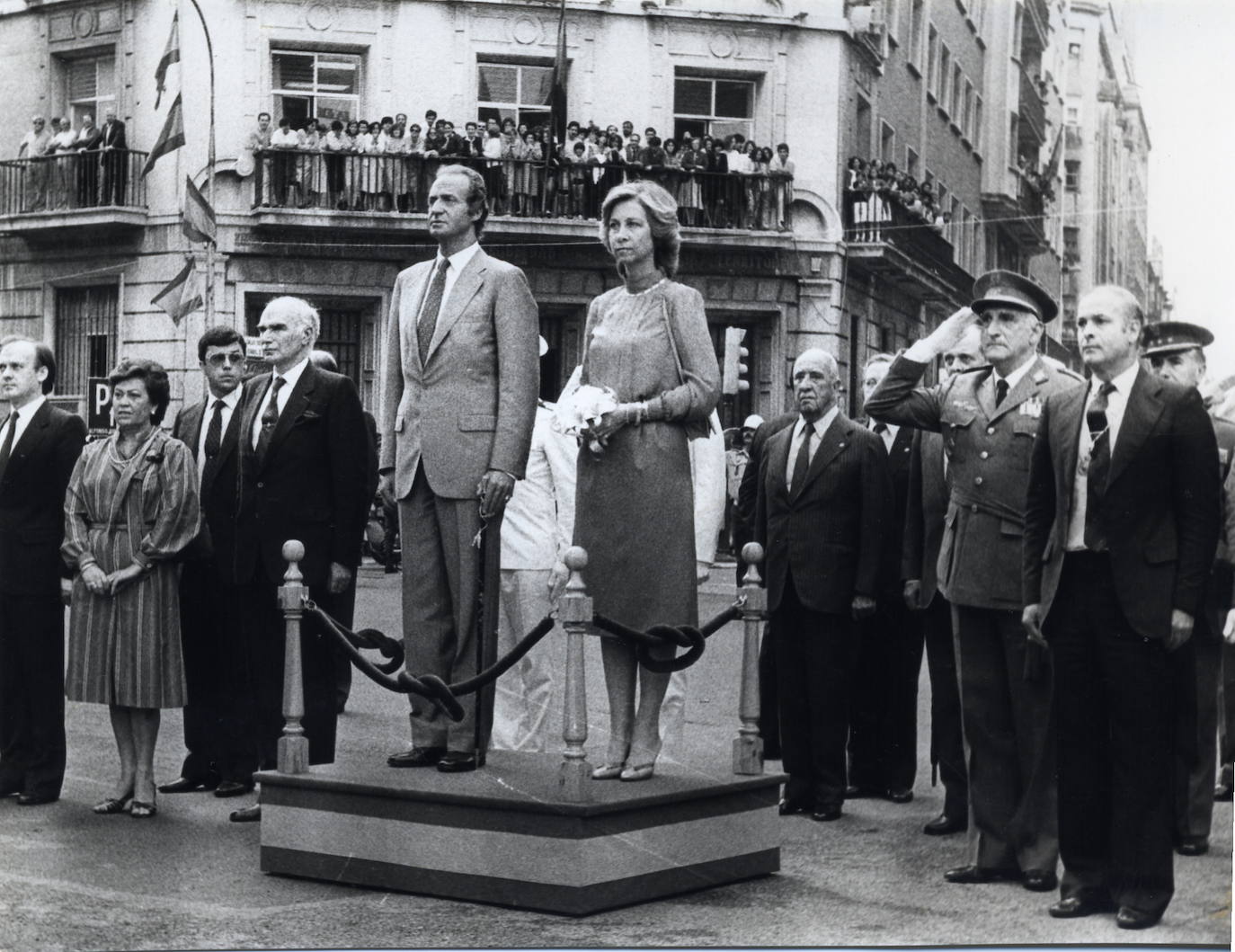 El 2 de julio de 1984, los Reyes Juan Carlos I y Sofía visitaron Santander. En la imagen, en la plaza del Ayuntamiento, acompañados por el entonces presidente de Cantabria, Angel Díaz de Entresotos (i), y el alcalde de Santander, Juan Hormaechea (d).