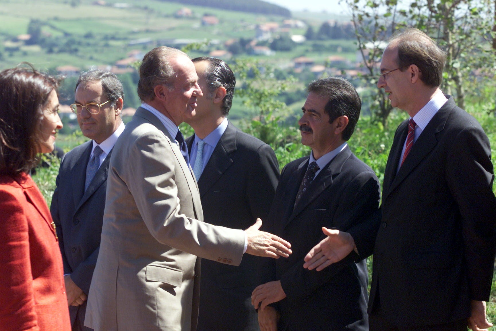 En 2001, los Reyes Juan Carlos y Sofía, visitaron Santillana del Mar donde saludaron a diversas autoridades: Rafael de la Sierra, Miguel Angel Revilla, José Antonio Lasheras, José Antonio Cagigas y José Joaquín Martínez Sieso.