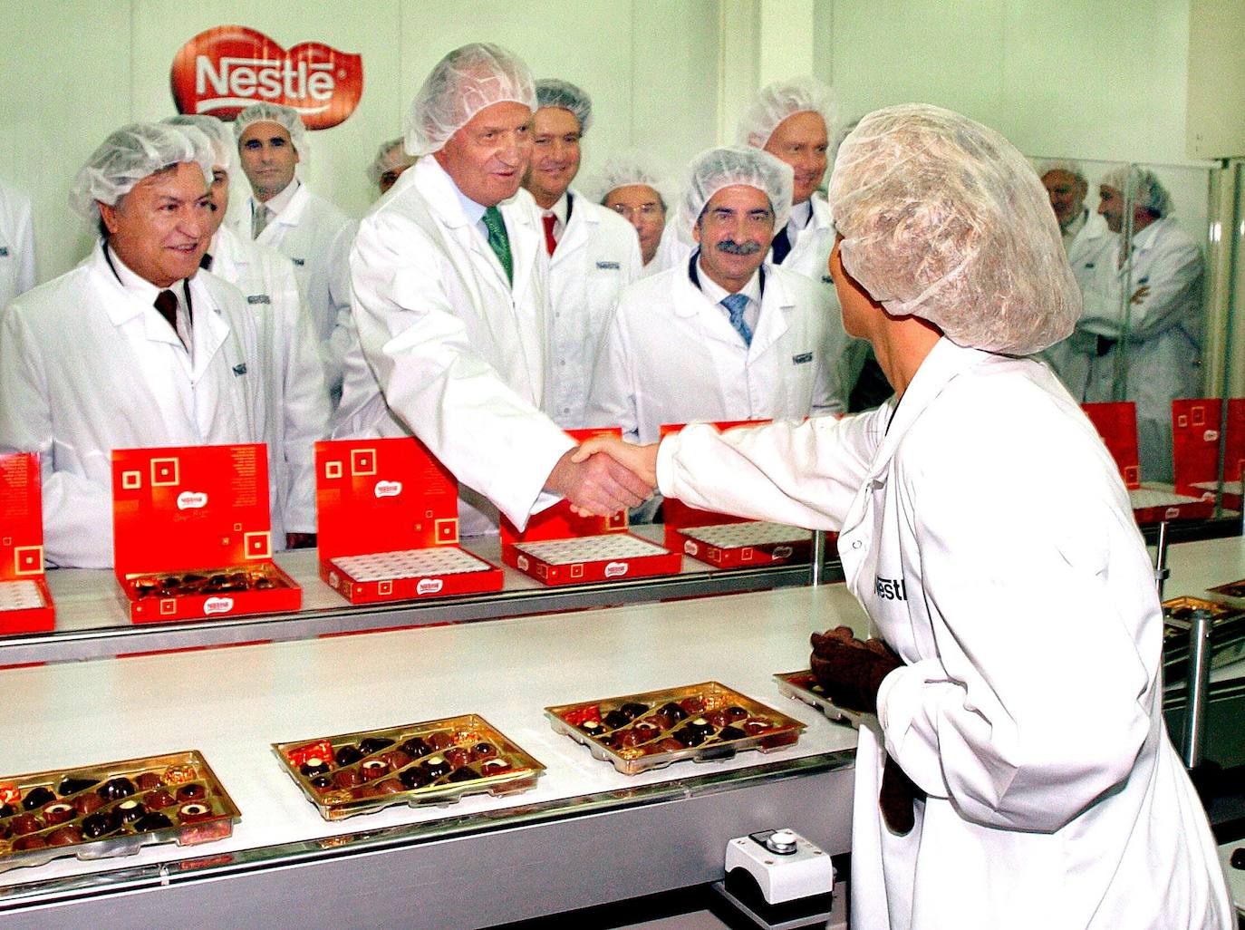 Imagen de 2005 cuando el rey Juan Carlos visitó la fábrica de Nestlé de Penilla de Cayón (Cantabria) con motivo del centenario de la primera factoría que la multinacional suiza abrió en España. 