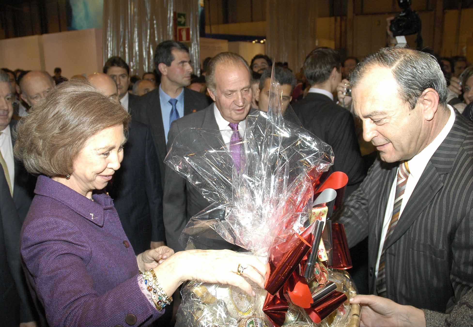 Imagen de 2006 en Fitur, donde los Reyes, Juan Carlos y Sofía, recibieron como regalo en el pabellón de Cantabria una cesta con productos de la región (quesos, anchoas y orujo), de manos de Francisco Javier López Marcano.